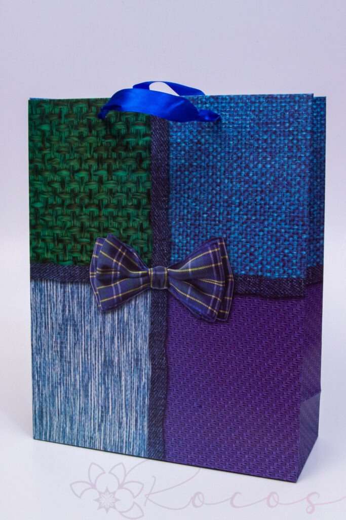 Punga cadou latime 26cm, lungime 32cm, culoare albastru model impletit cu fundita