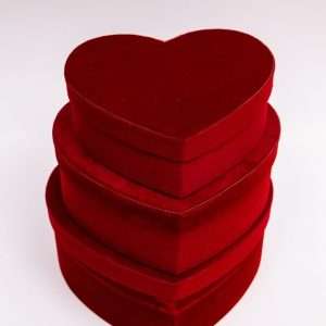 Set 3 cutii invelite cu catifea in forma de inima, culoare visiniu