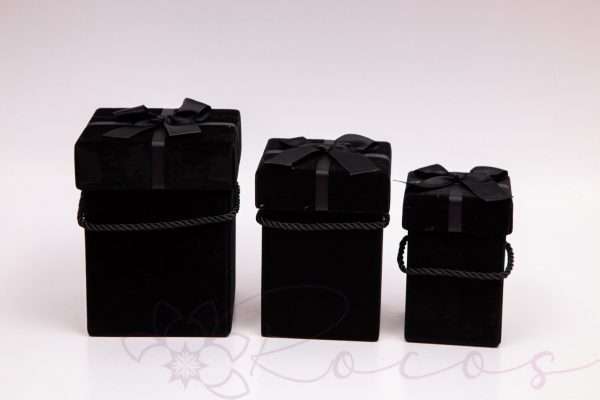 Set 3 cutii patrate invelite cu catifea si snur si fundita, culoare negru